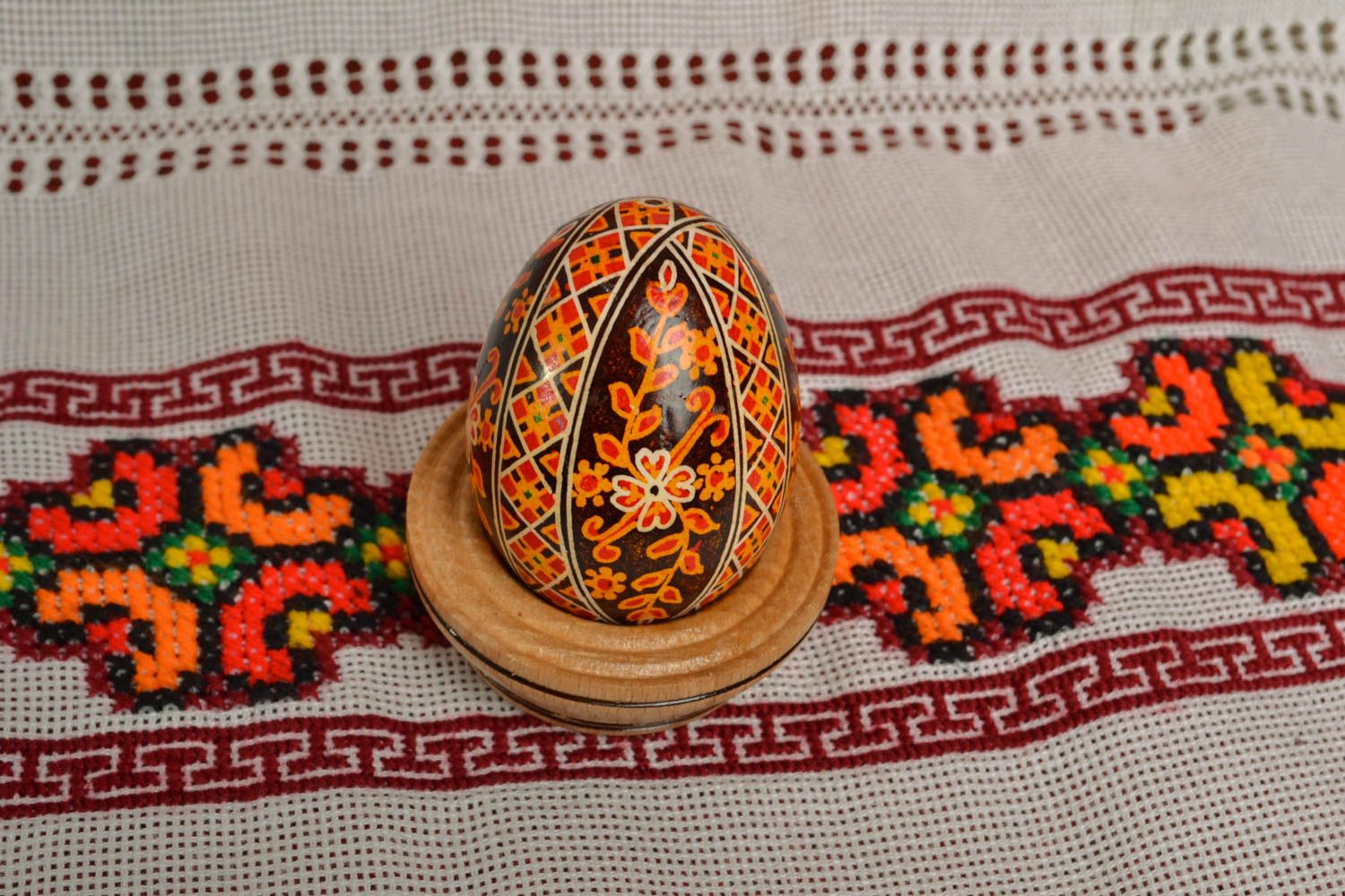 Oeuf de Pâques peint fait main noir à motif rouge décoration originale photo 5