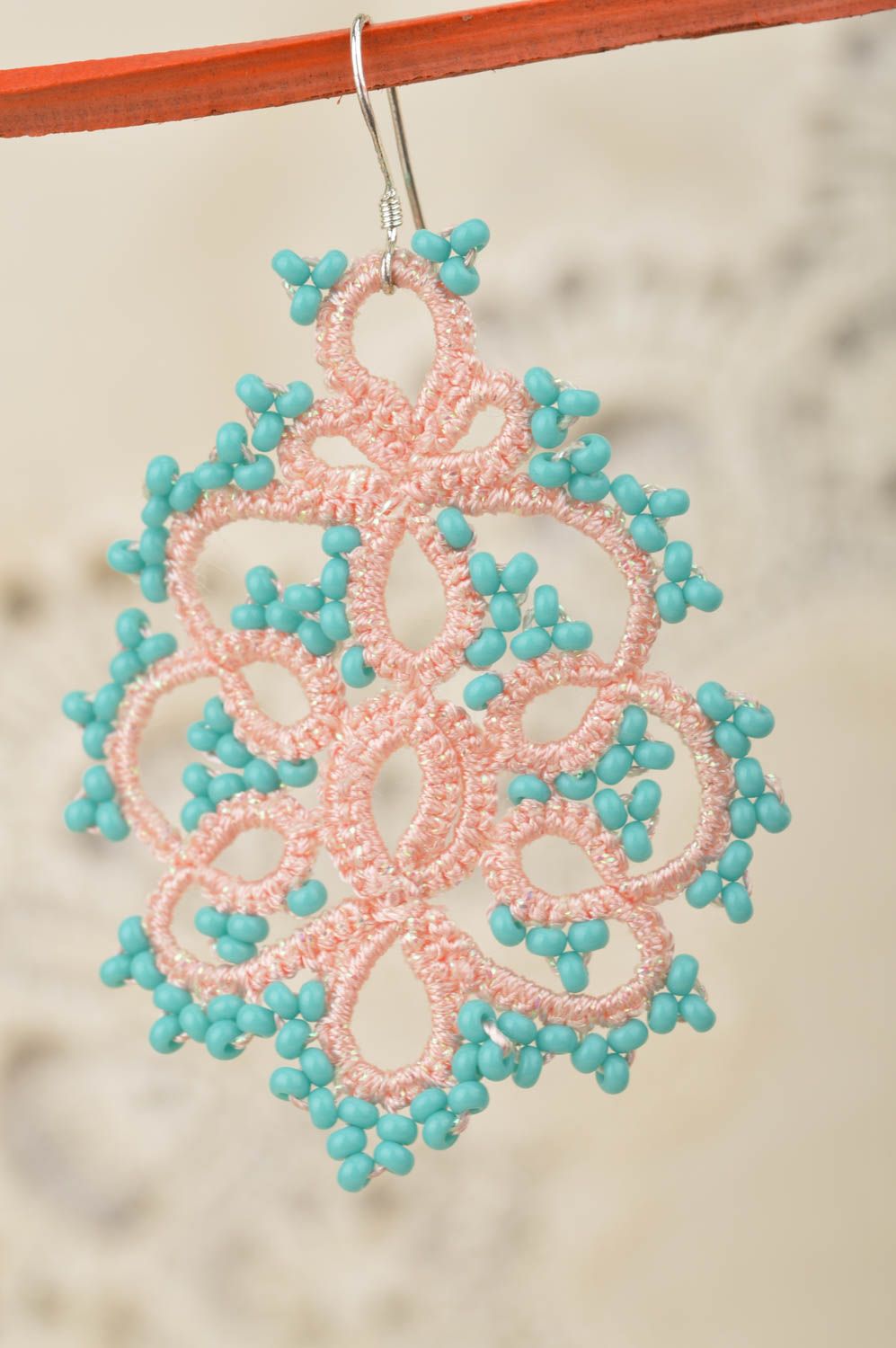 Вязаные серьги с бисером ручной работы розовые с голубым красивые нежные фото 3