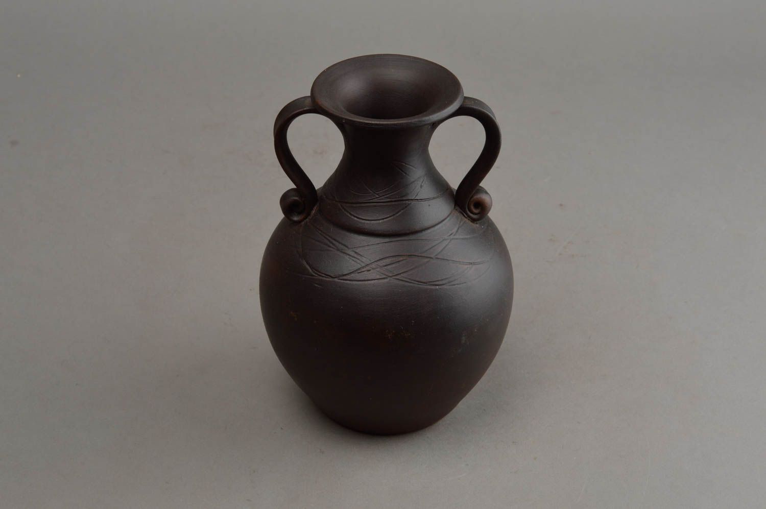 Маленькая объемная декоративная ваза из глины с двумя ручками ручной работы фото 8