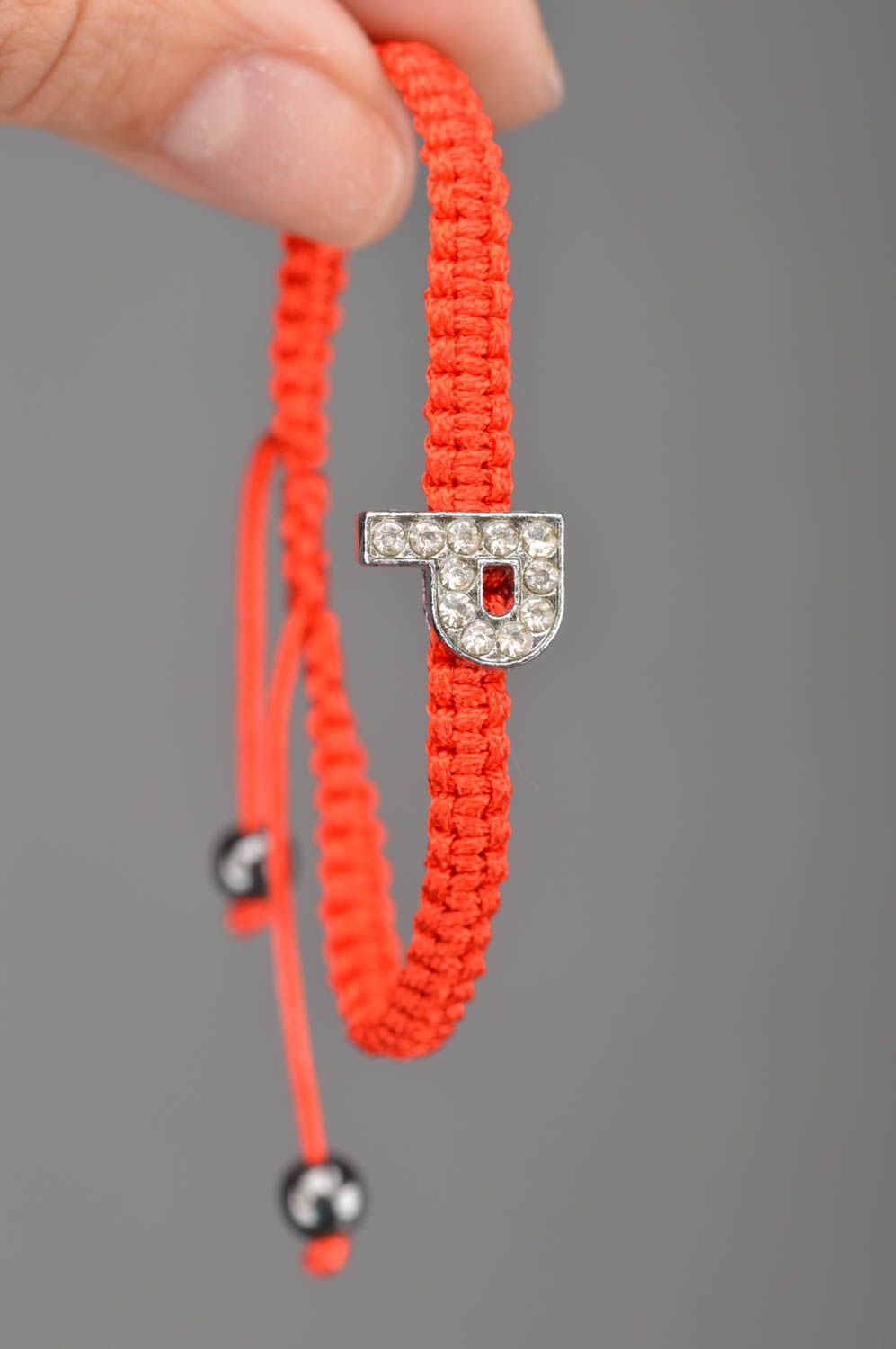 Bracelet tressé fils rouges avec lettre P accessoire original fait main photo 2