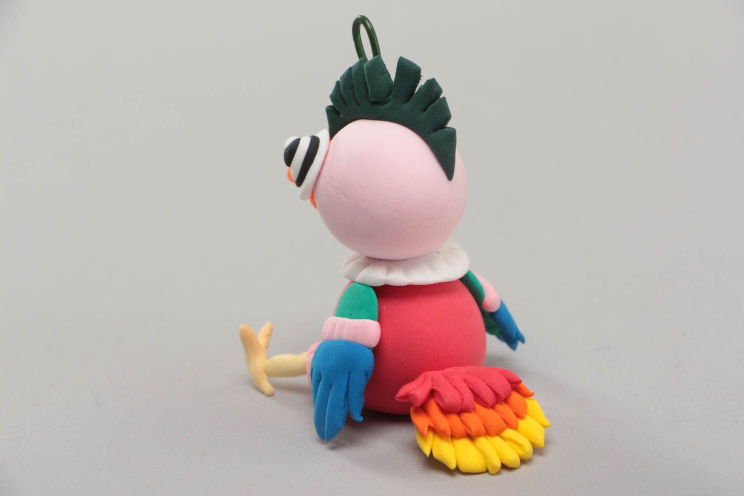 Авторская статуэтка из полимерной глины в виде попугая миниатюраная розовая фото 4
