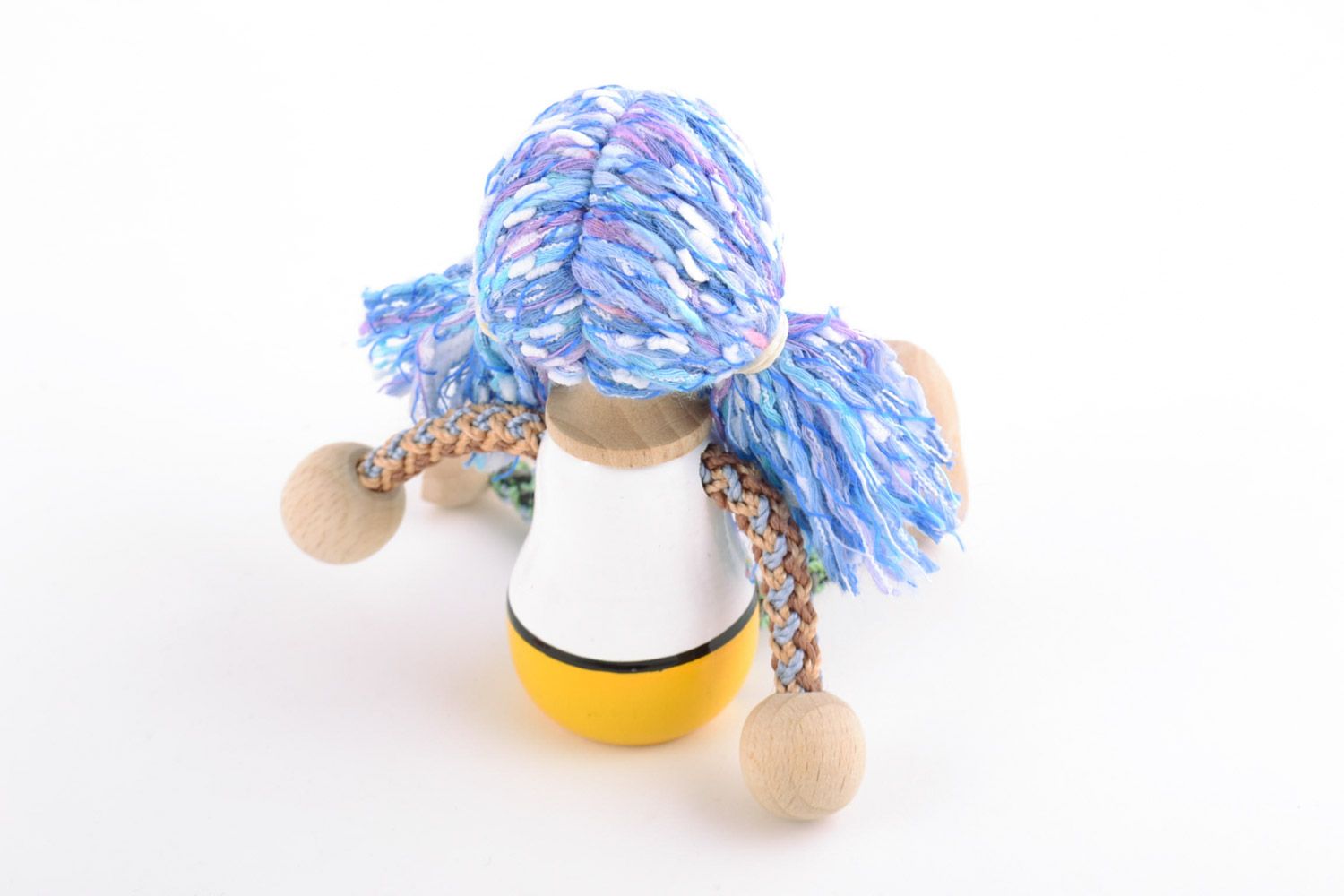 Öko Spielzeug aus Holz handmade umweltfreundlich künstlerisch Mädchen mit blauem Haar foto 5
