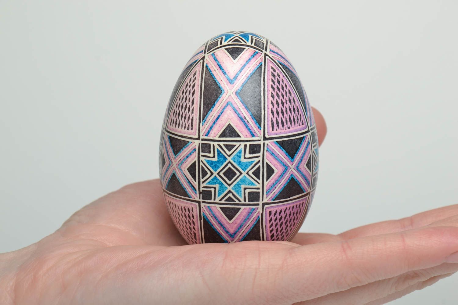 Oeuf de Pâques décoratif fait main original peint avec ornement intéressant photo 5