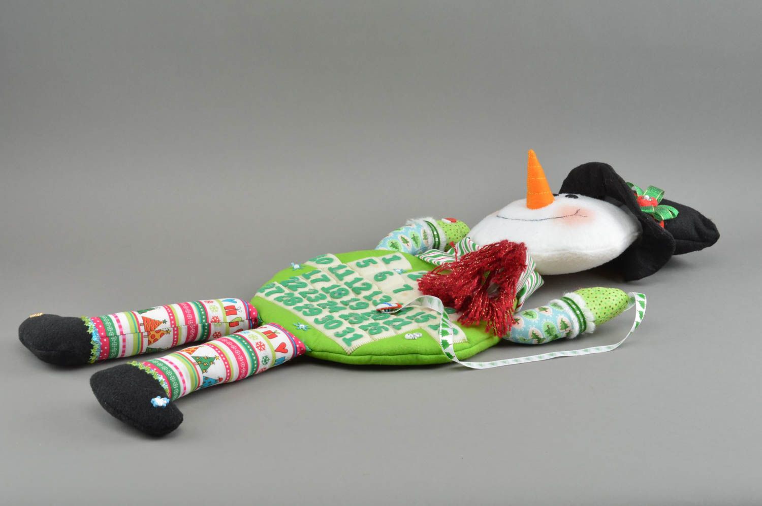 Мягкий календарь в виде игрушки из ткани ручной работы Снеговик зеленый фото 3