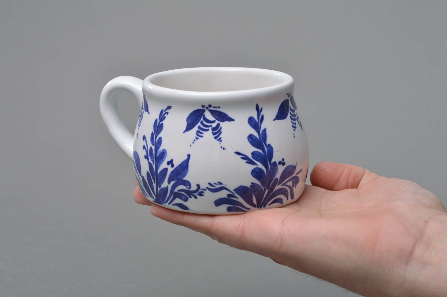 Tasse porcelaine blanche à motif végétal bleu originale belle faite main photo 4