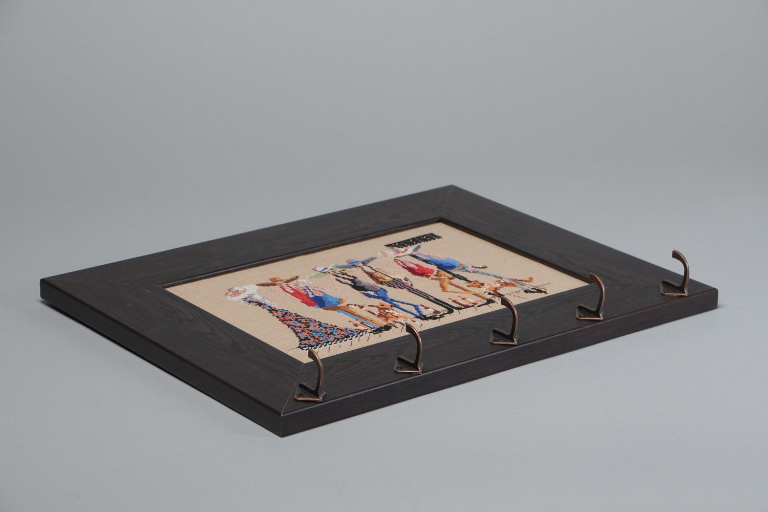 Llavero de madera con cuadro bordado en punto de cruz artesanal decoración  foto 4
