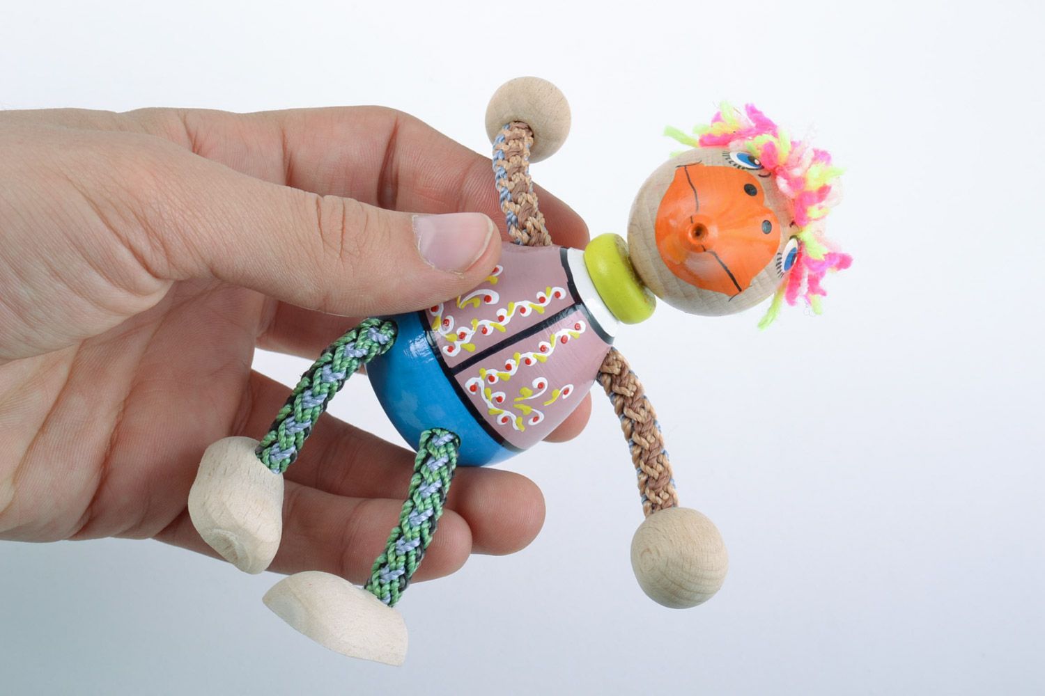 Красочная деревянная игрушка в виде утки ручной работы расписанная эко красками фото 2
