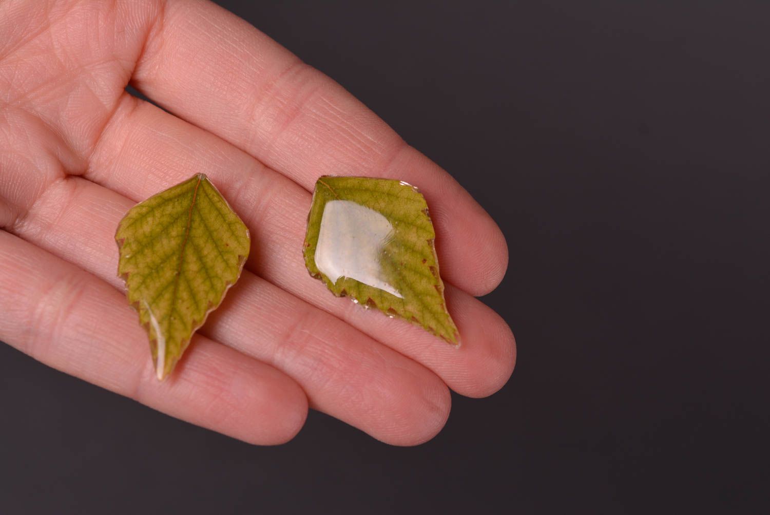 Pendientes hechos a mano de hojas verdes aretes originales bisutería de resina  foto 2