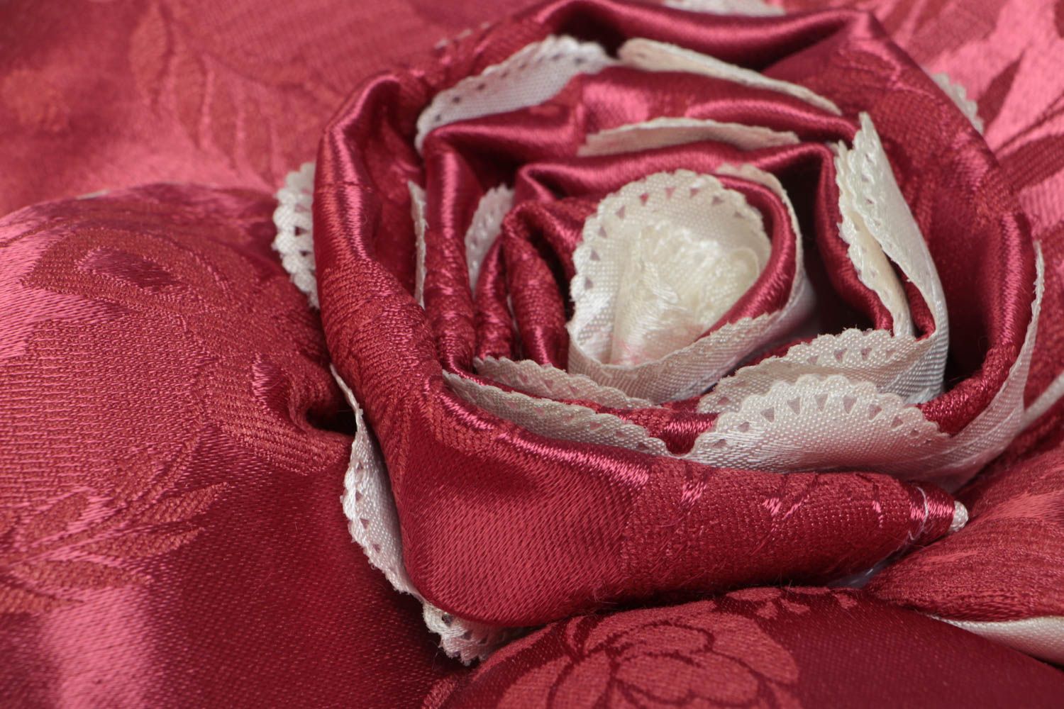 Диванная подушка в виде цветка из атласа ручной работы бордовая красивая фото 3
