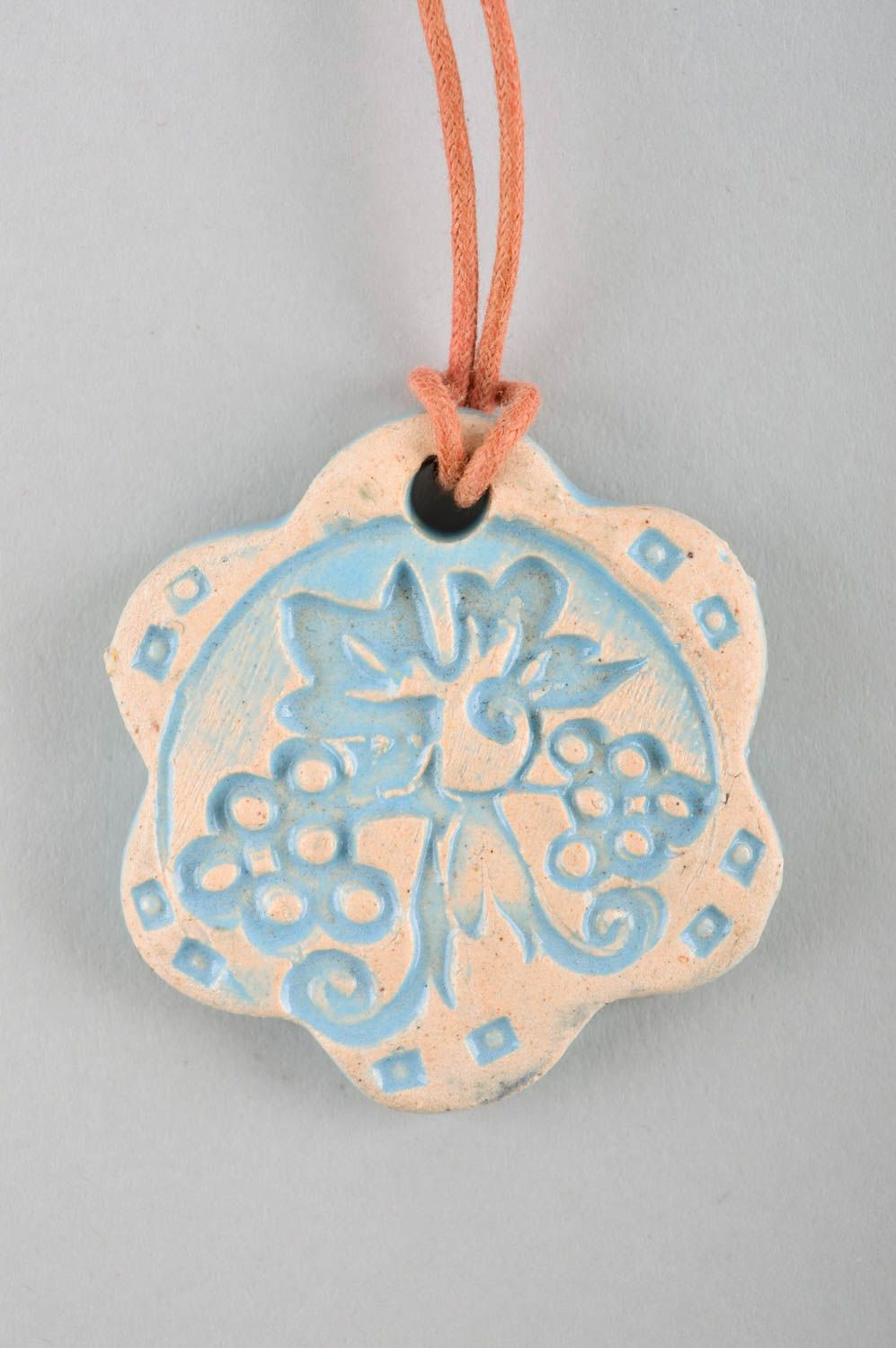 Керамическое украшение кулон ручной работы кулон подвеска в виде цветка с узором фото 4