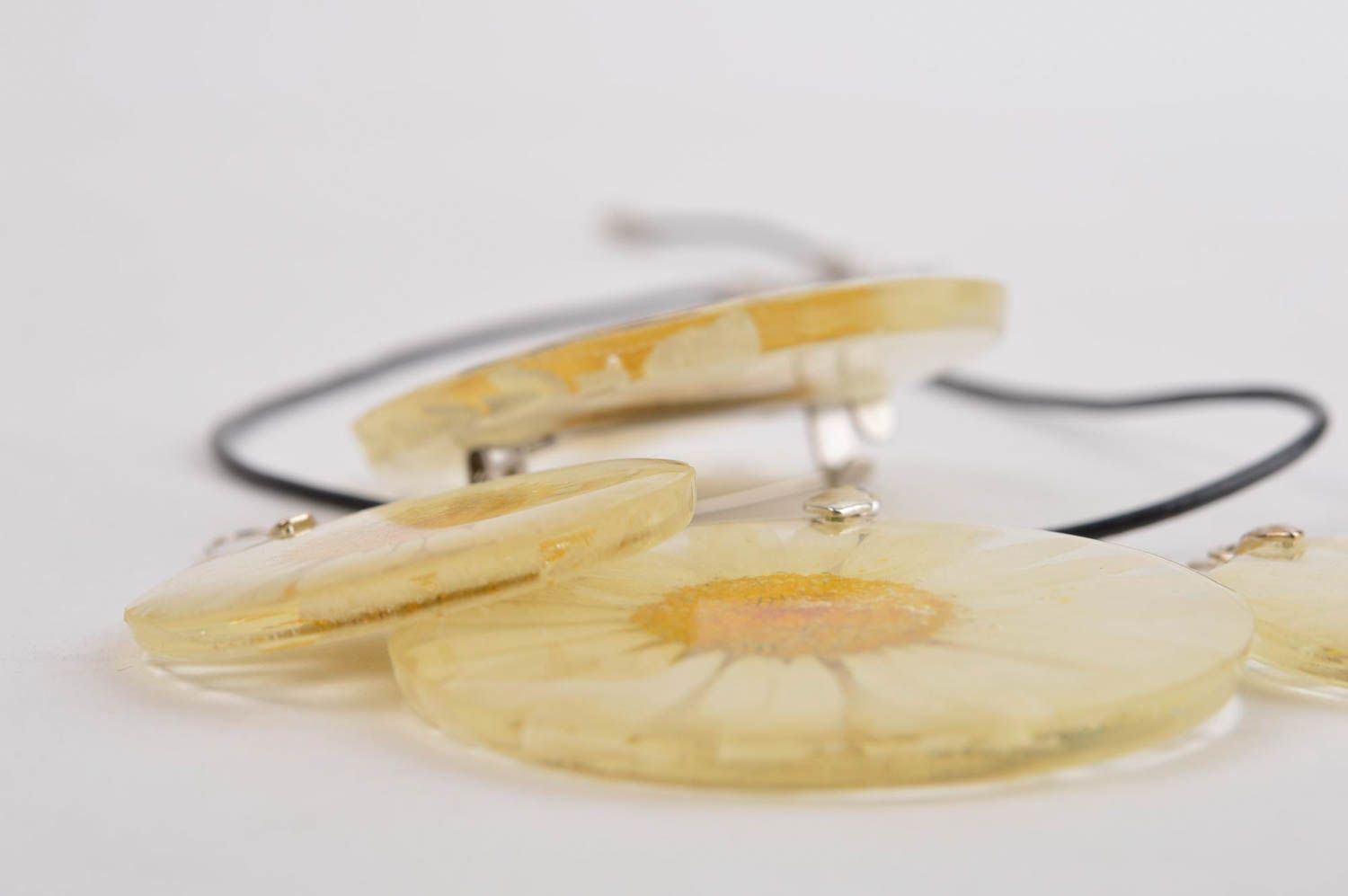 Epoxy resin accessories handmade botanic brooch botanic pendant with dry flowers photo 4