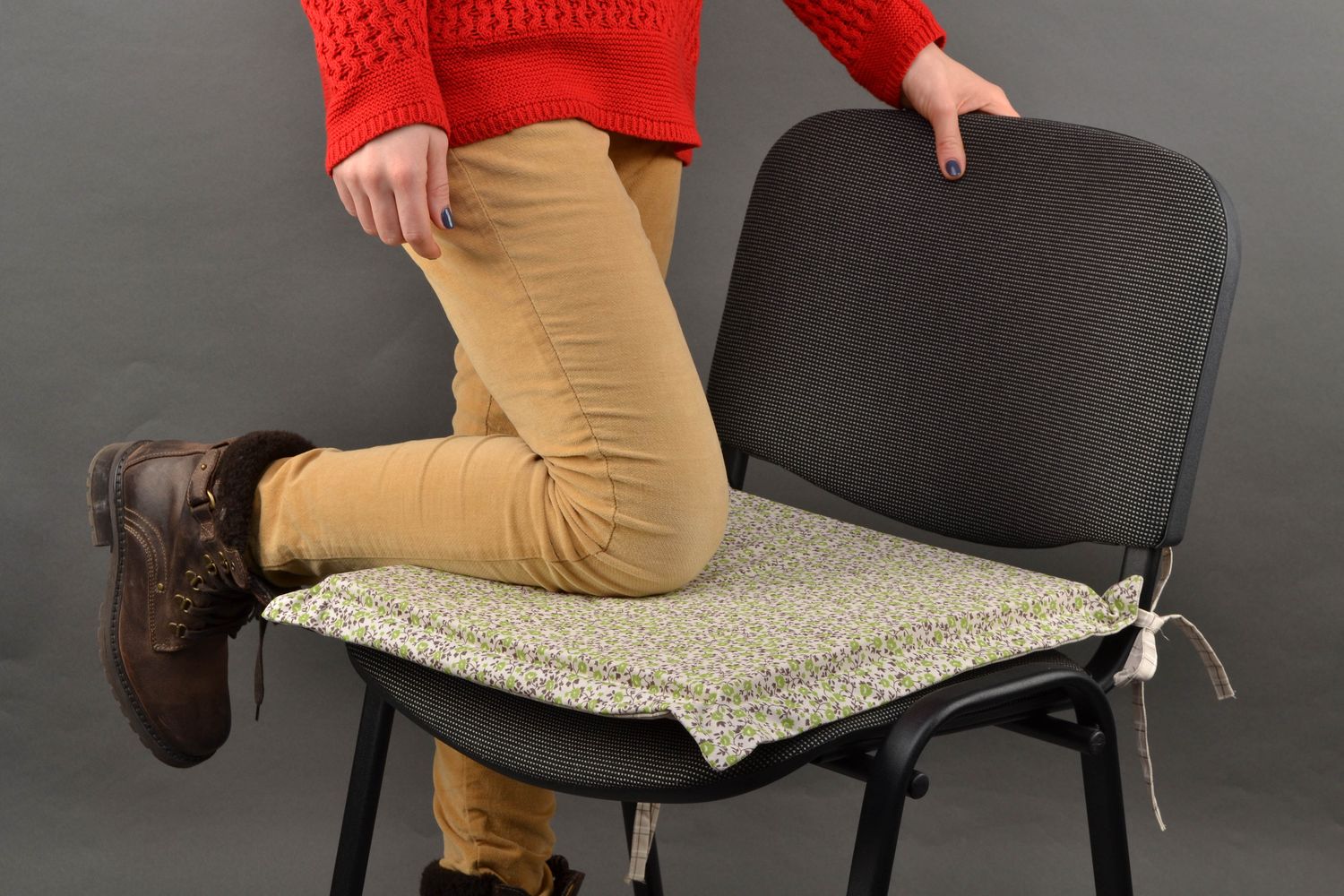 Плоская подушка на стул с мелким принтом фото 1