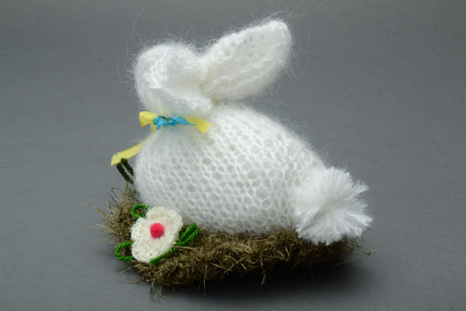 Jouet mou tricoté au crochet blanc fait main décoratif original Lapin de Pâques photo 3