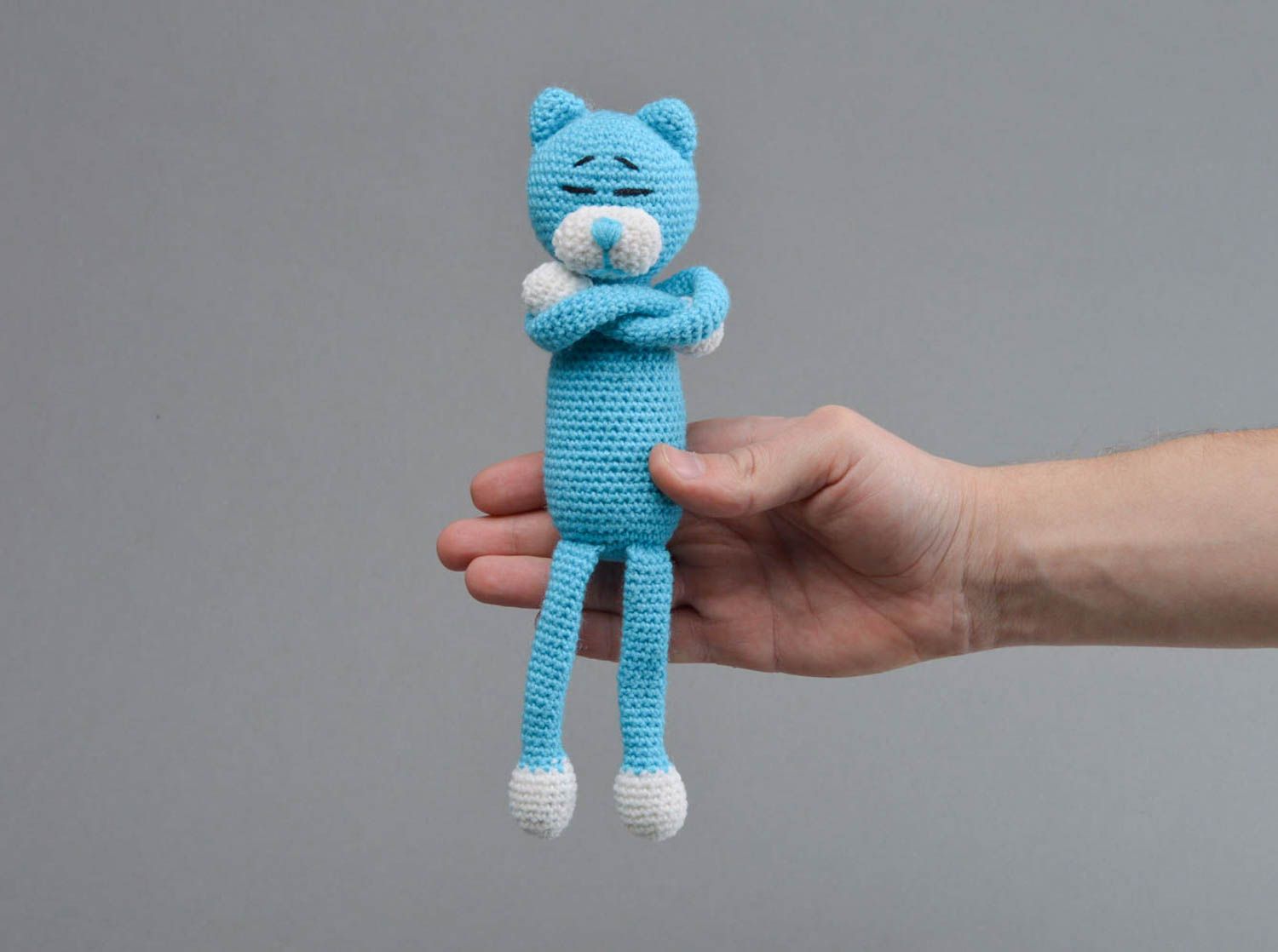Голубая вязаная крючком игрушка ручной работы в виде кота оригинальная детская фото 4