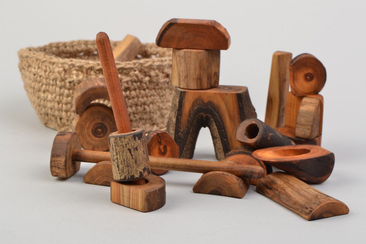 Juguete de madera para desarrollo en cesta mecano natural artesanal foto 3