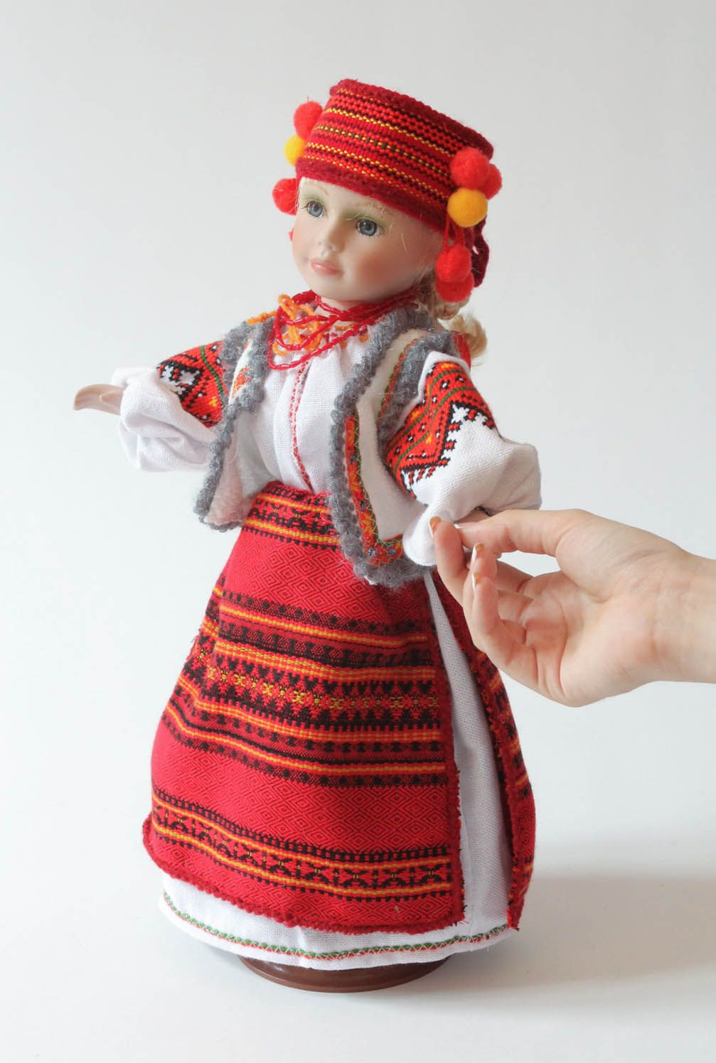 Muñeca artesanal en el traje tradicional foto 4
