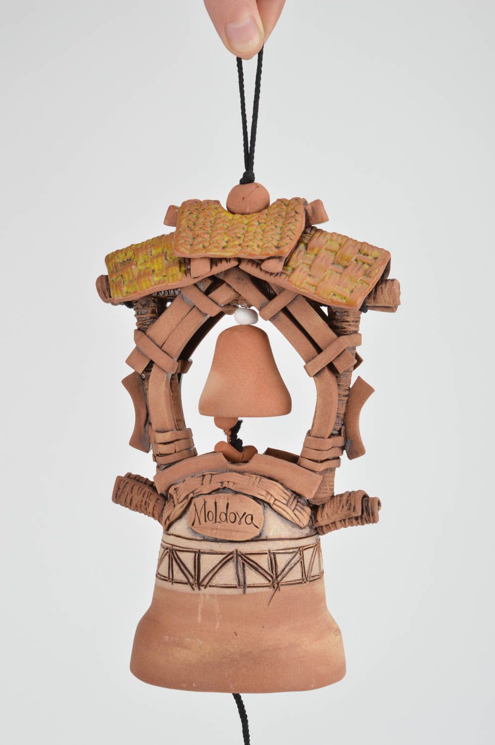 Cloche décorative à suspendre en argile faite main double en forme de maison photo 3