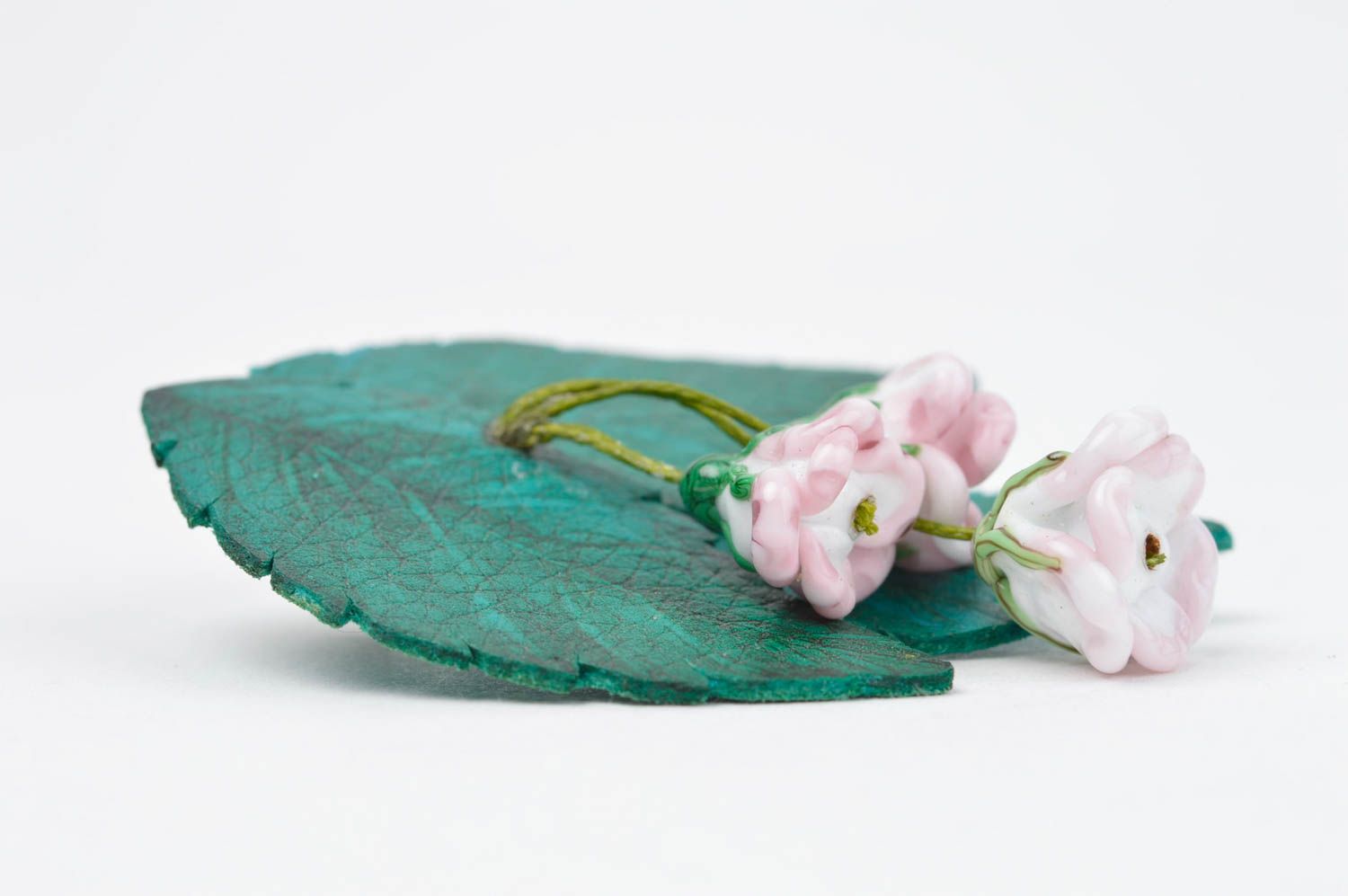 Handmade Blumen Brosche Designer Accessoire Schmuck aus Glas weiße Blüten foto 2