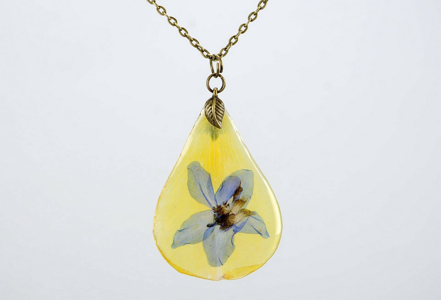 Pendant covered with epoxy Petal of tulips and delphinium photo 2
