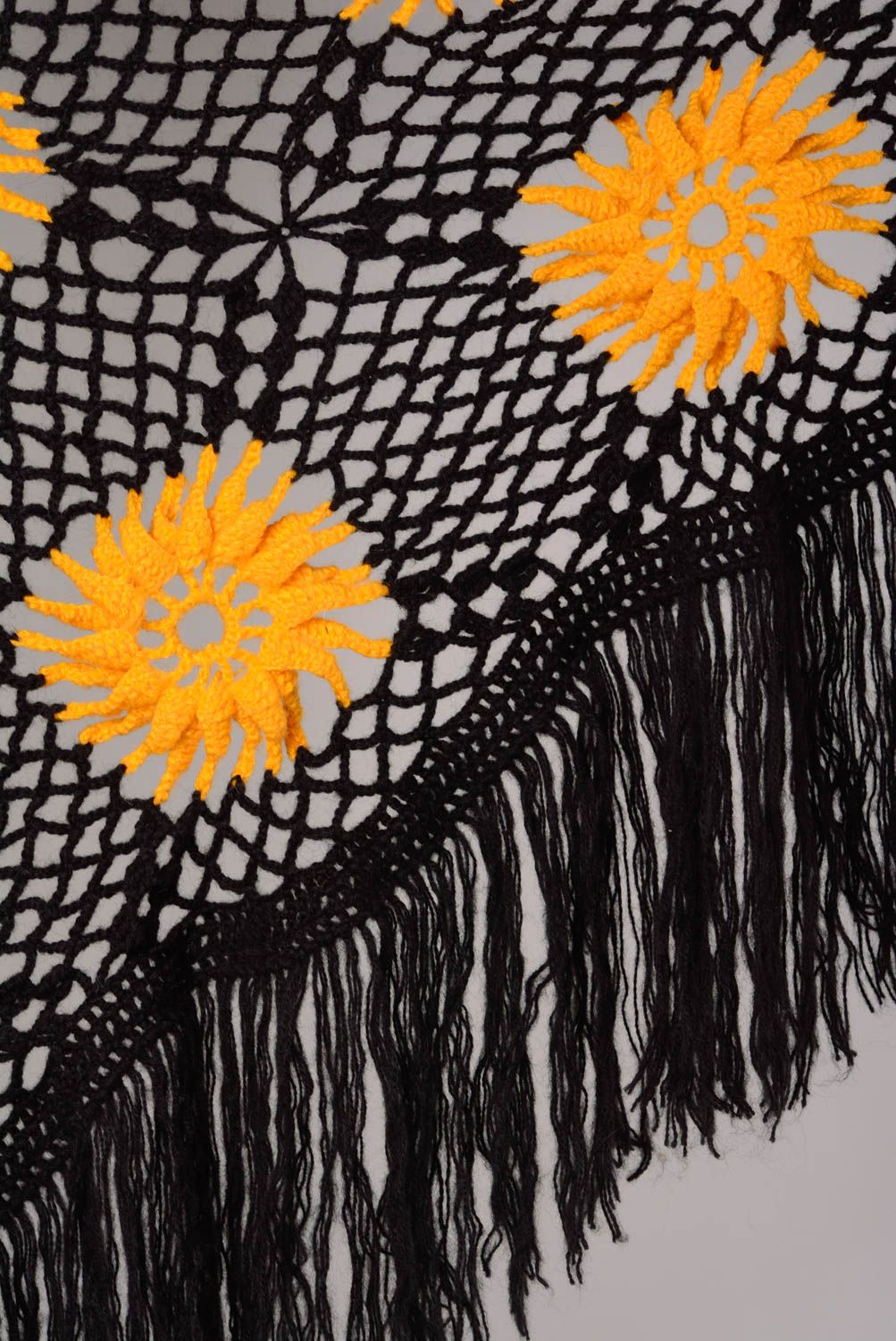Вязаная накидка шерстяная шаль вручную вязаная спицами черная с желтыми цветами фото 2