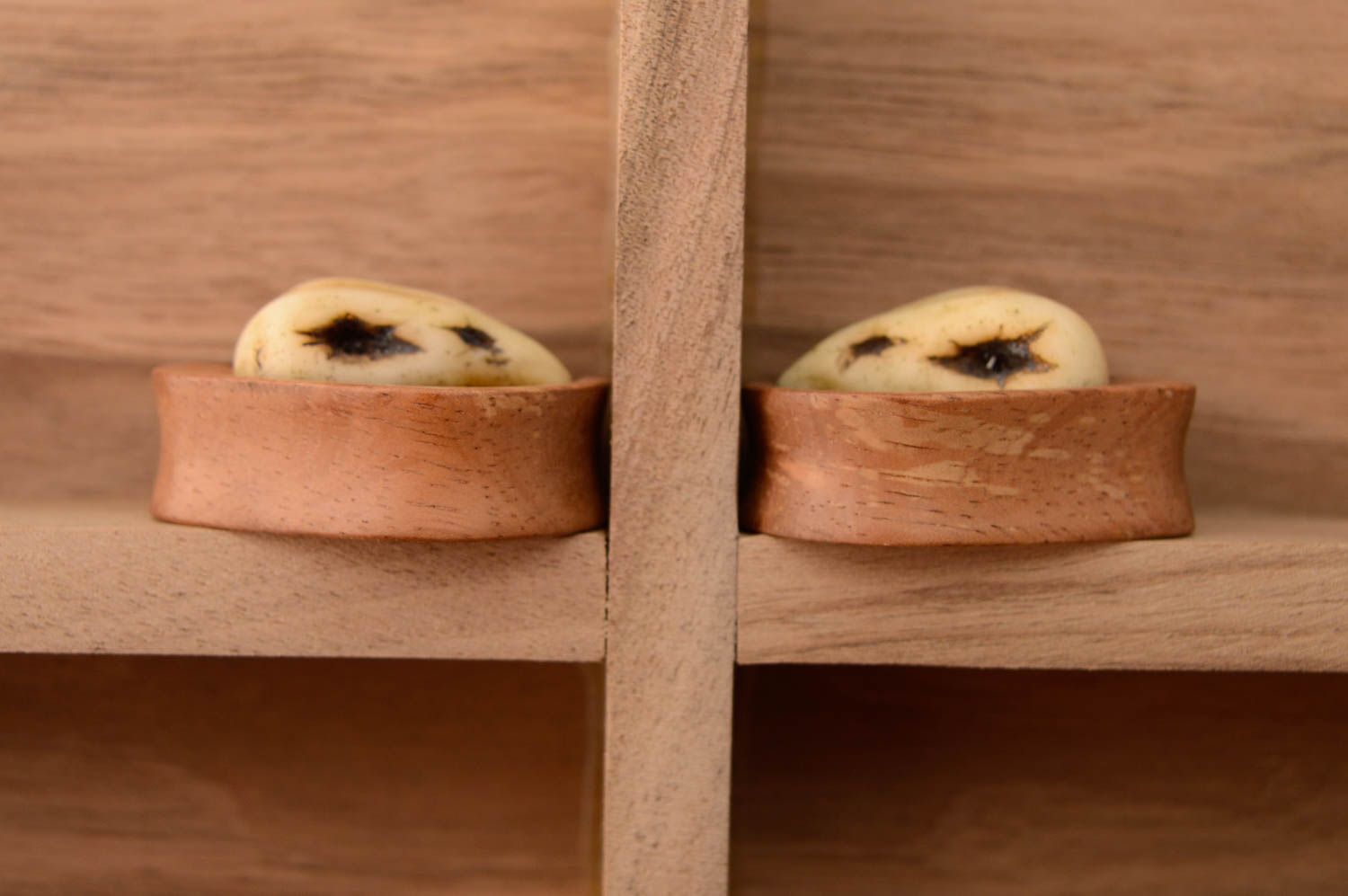 Piercing plugs faits main originaux en bois accessoires avec gravure crânes photo 4
