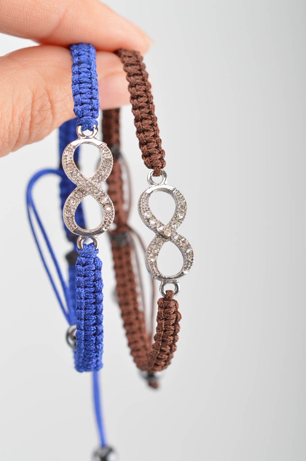 Conjunto de pulseras artesanales de hilos de seda de colores azul y marrón  foto 3