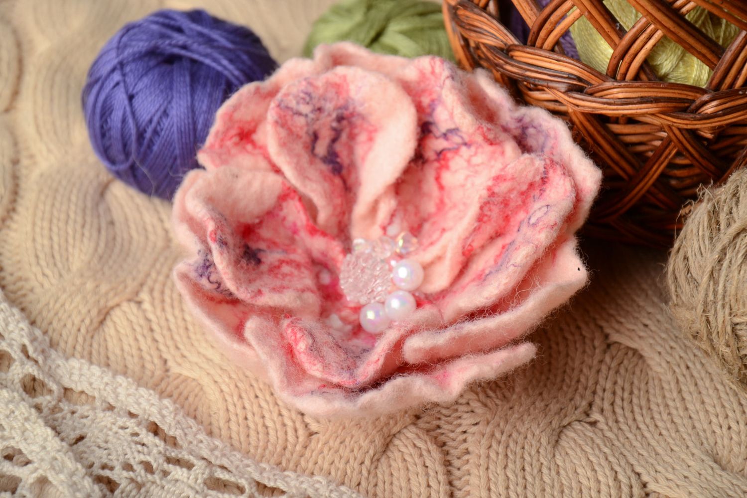 Broche con flor rosada de lana de fieltro  foto 1