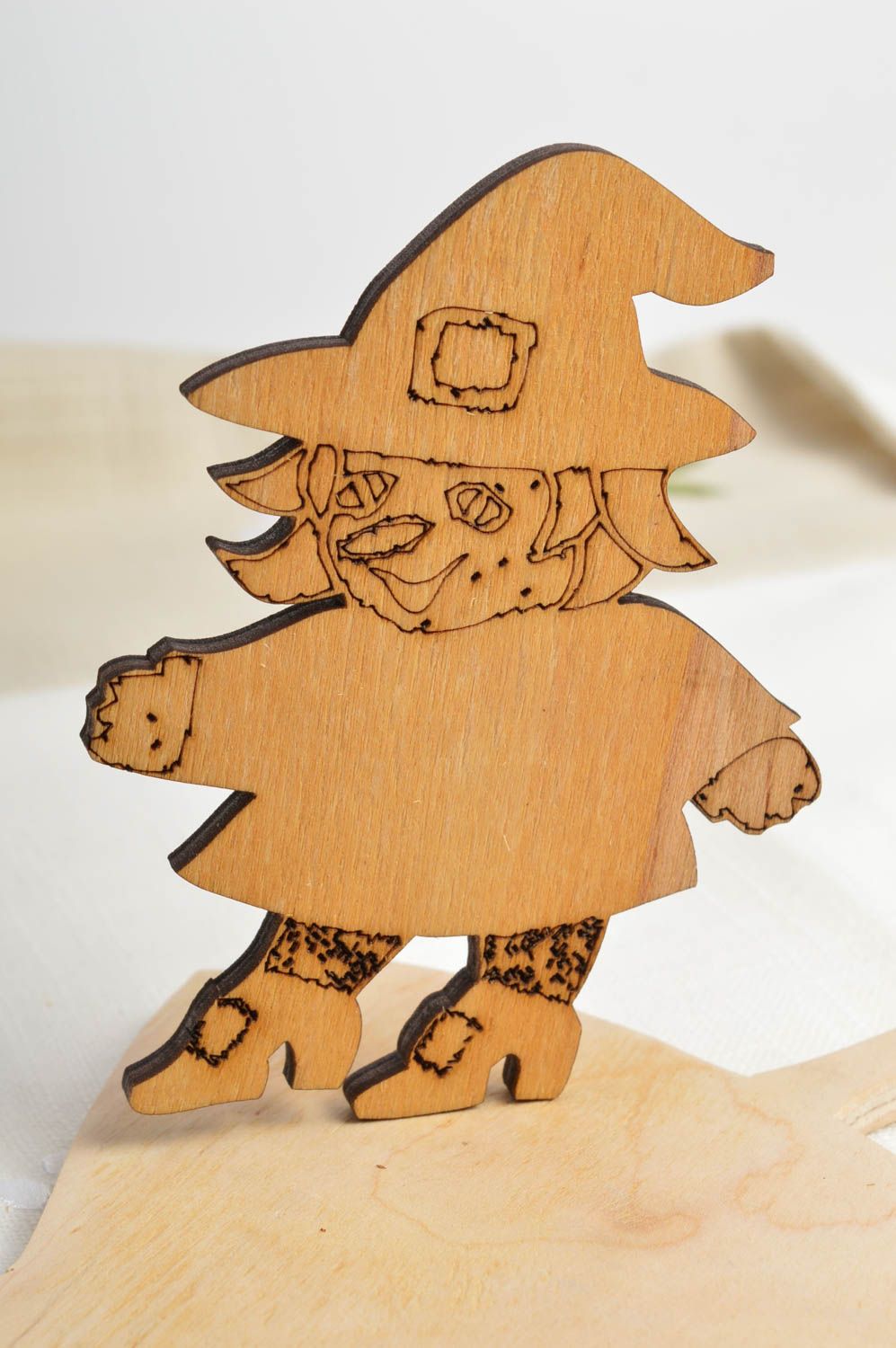Sujet à décorer en bois brut fait main figurine plate sorcière pour serviettage photo 1
