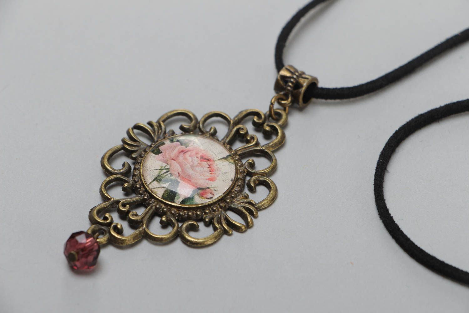 Pendentif vintage en métal et résine spéciale ajouré image de rose fait main photo 3