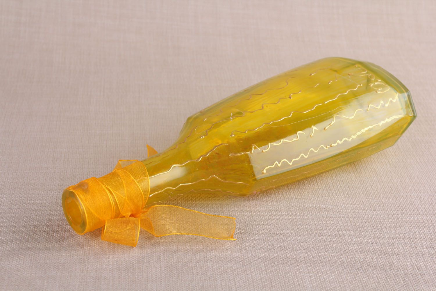 Желтая бутылка с витражной росписью фото 3