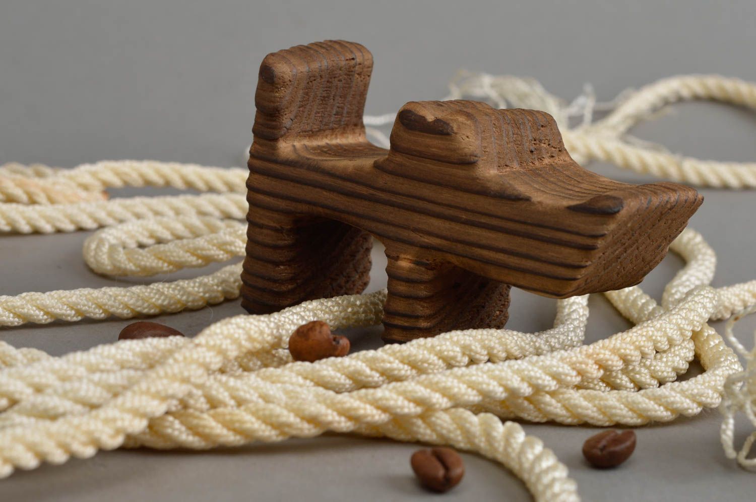Figurine chien en bois de pin faite main petite marron foncé design original photo 1