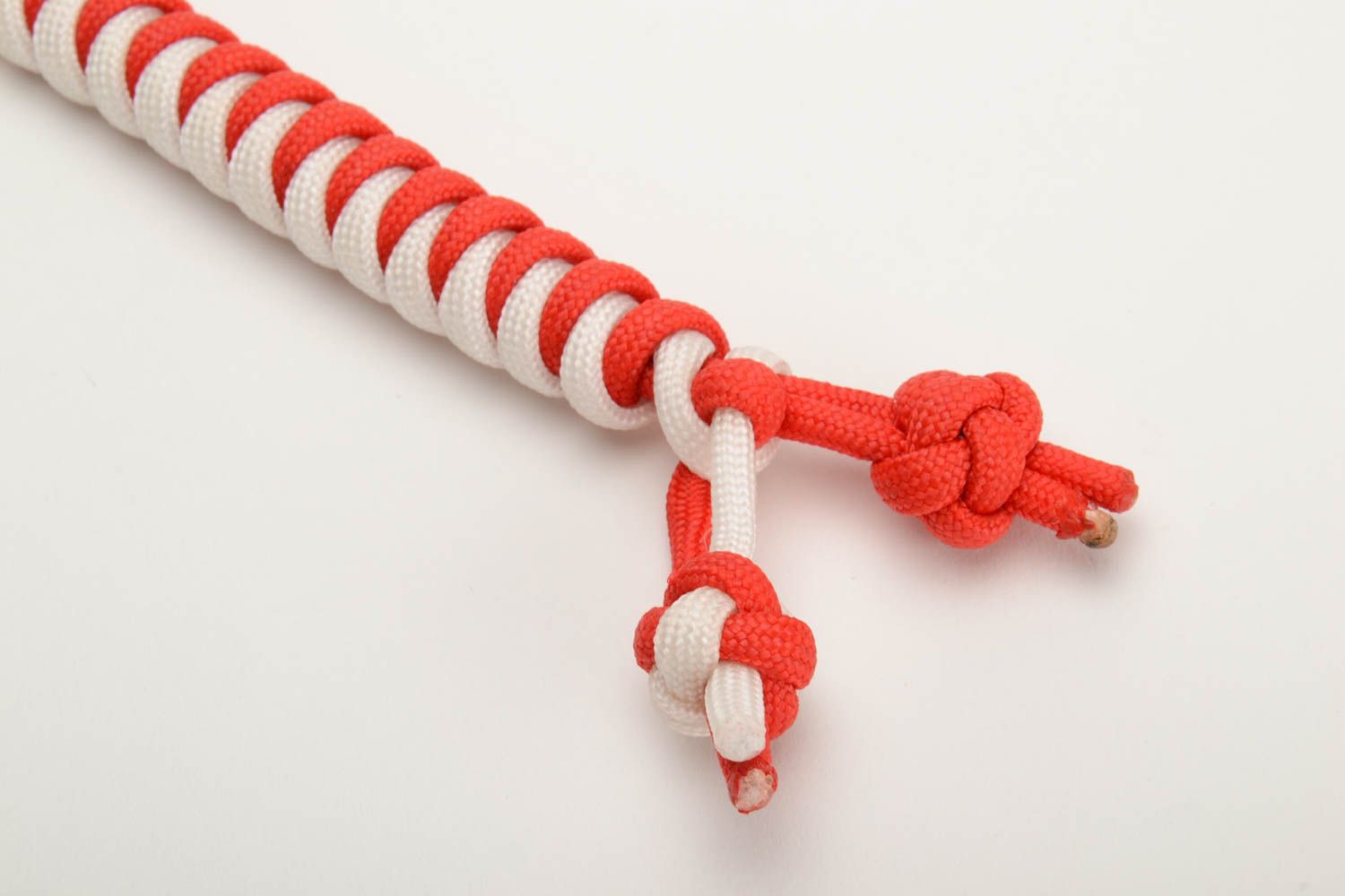 Ungewöhnlicher geflochtener Schlüsselanhänger Paracord im Rot und Weiß stilvoll handmade foto 3
