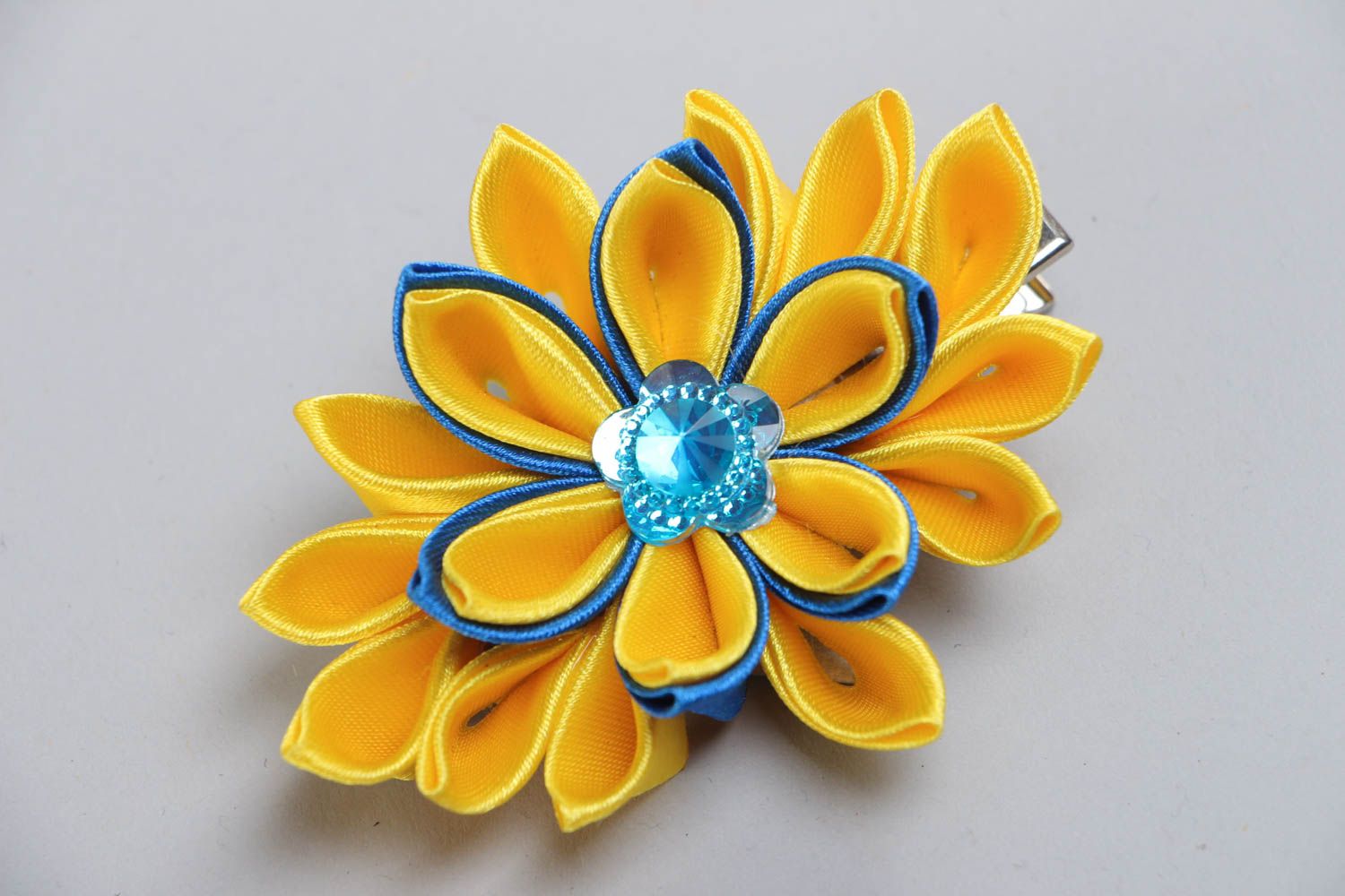 Barrette faite main originale en rubans de satin en forme de fleur jaune bleu photo 2