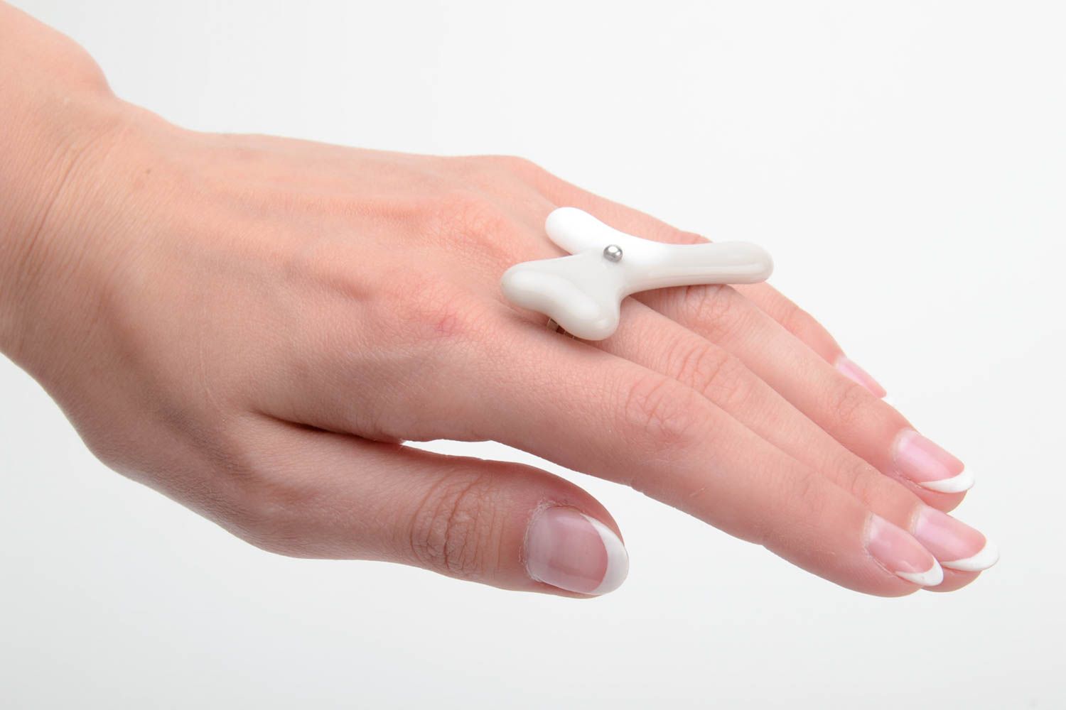 Стеклянное кольцо в технике фьюзинг ручной работы в виде белой веточки фото 5