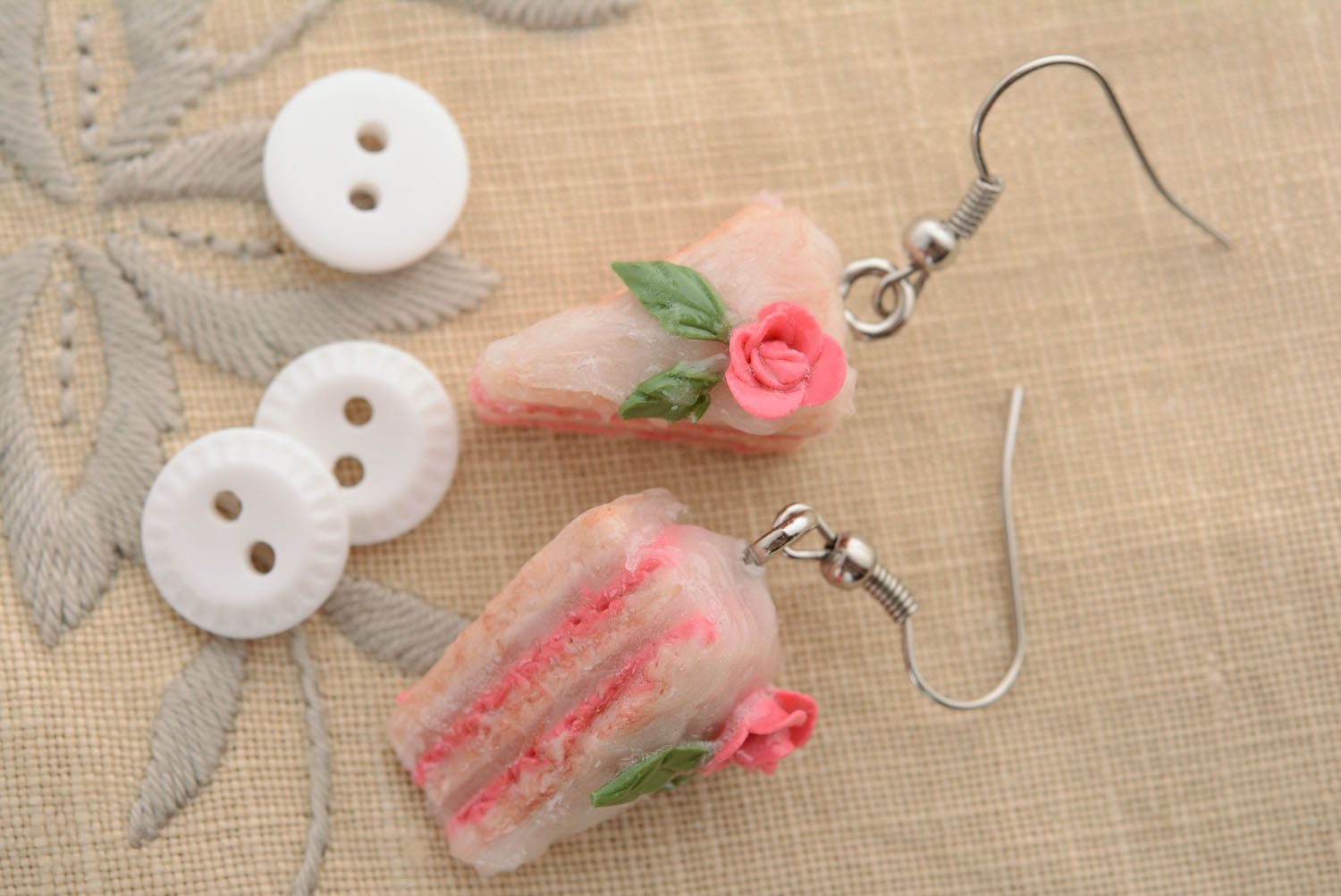 Boucles d'oreilles en argile polymère faites main Gâteau avec des roses photo 3
