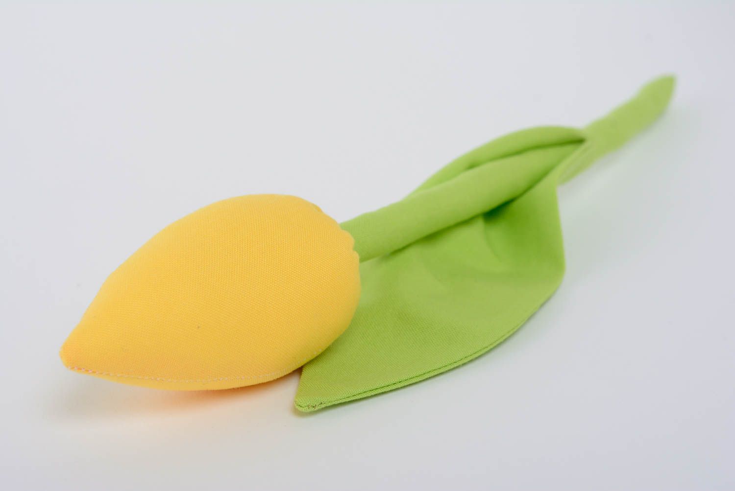 Gelbe dekorative Tulpe aus Stoff gepunkelt aus Baumwolle weich von Handarbeit foto 1