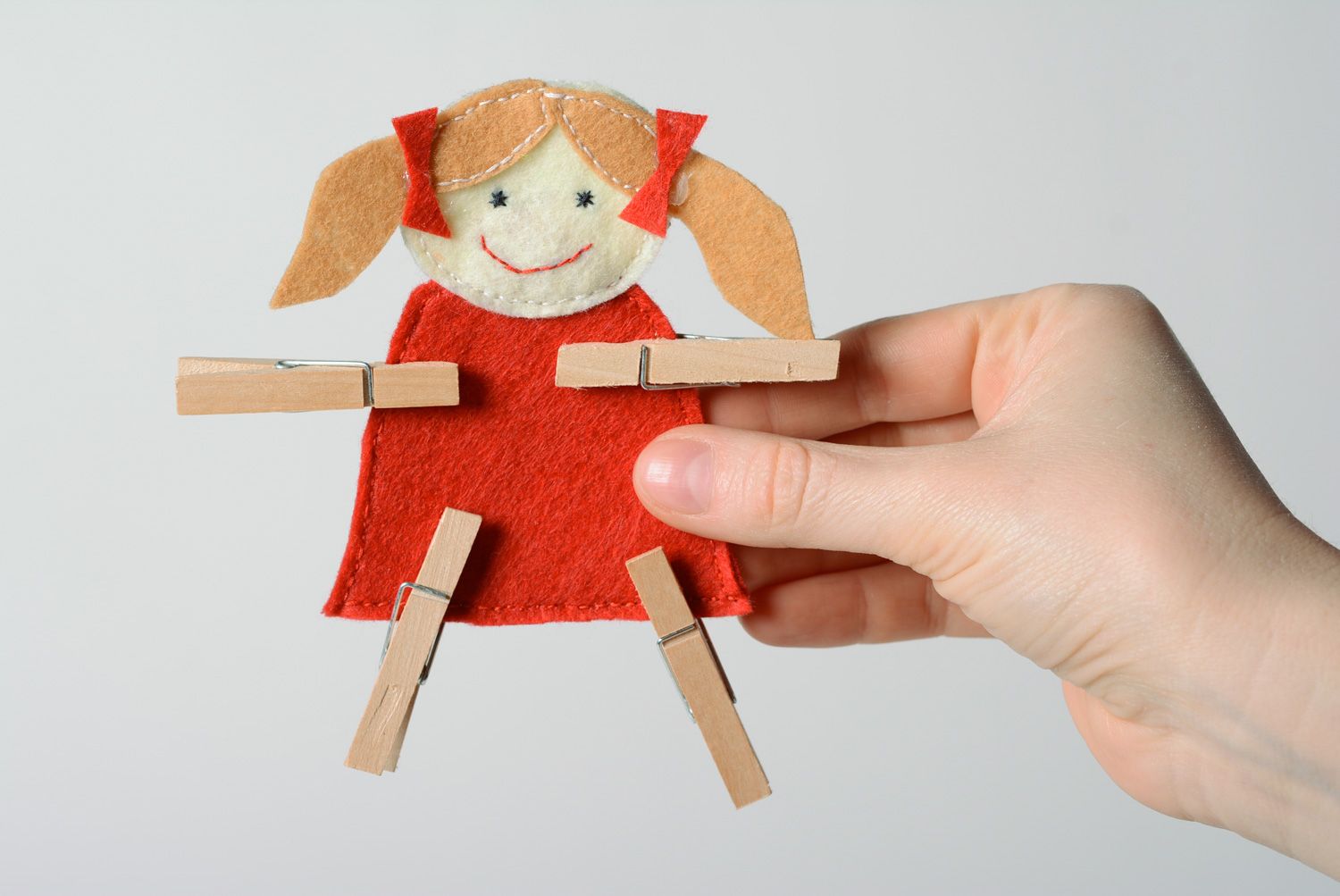 Handgemachtes Lernspielzeug mit Wäscheklammern in Form des Mädchens aus Filz foto 2