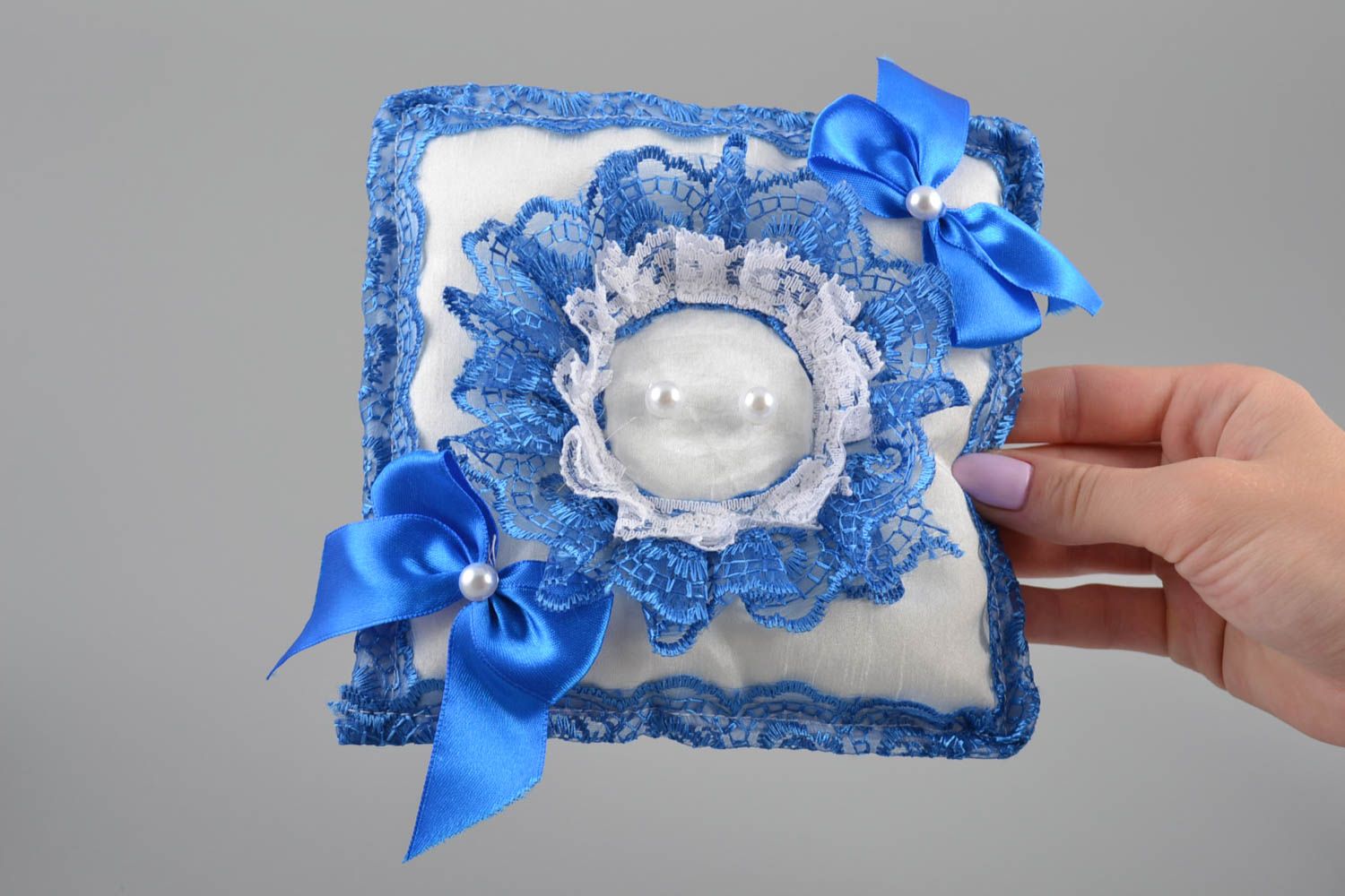 Coussin pour alliances bleu en tissu fait main original avec noeuds en satin photo 5