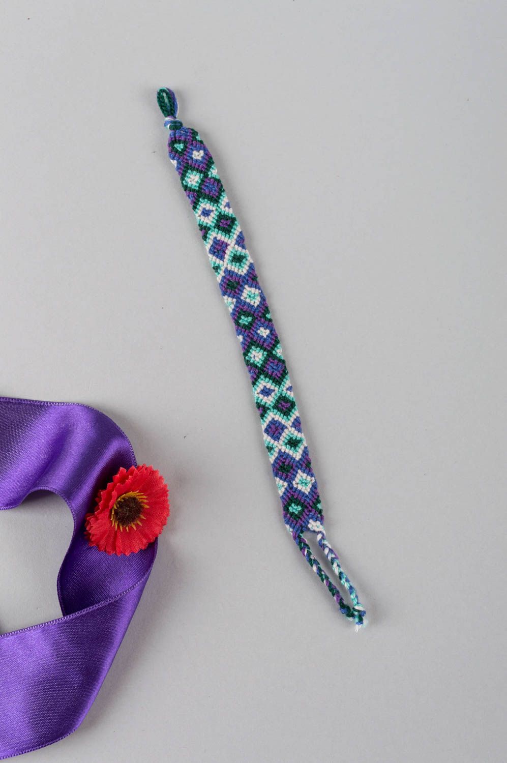 Темный браслет из ниток мулине ручной работы плетеный красивый фиолетовый фото 1