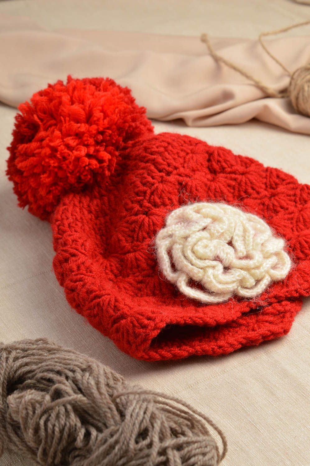 Bonnet tricot fait main Chapeau au crochet rouge pompon et fleur Vêtement fille photo 1