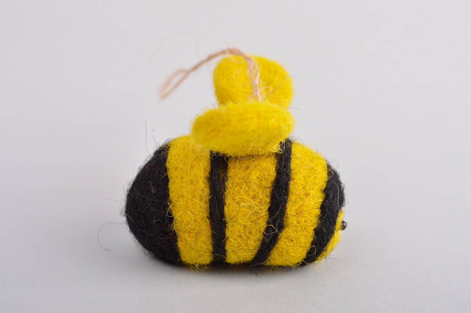 Peluche abeille Jouet fait main en laine feutrée à suspendre Cadeau enfant photo 3