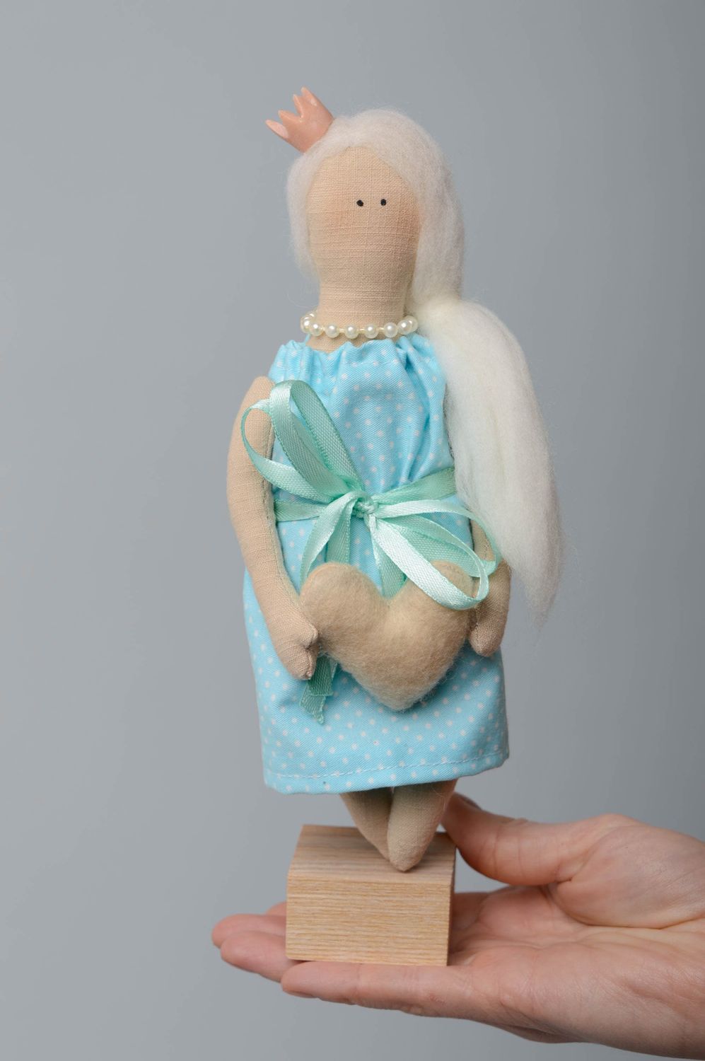 Handmade Puppe aus Textil auf Ständer  foto 3