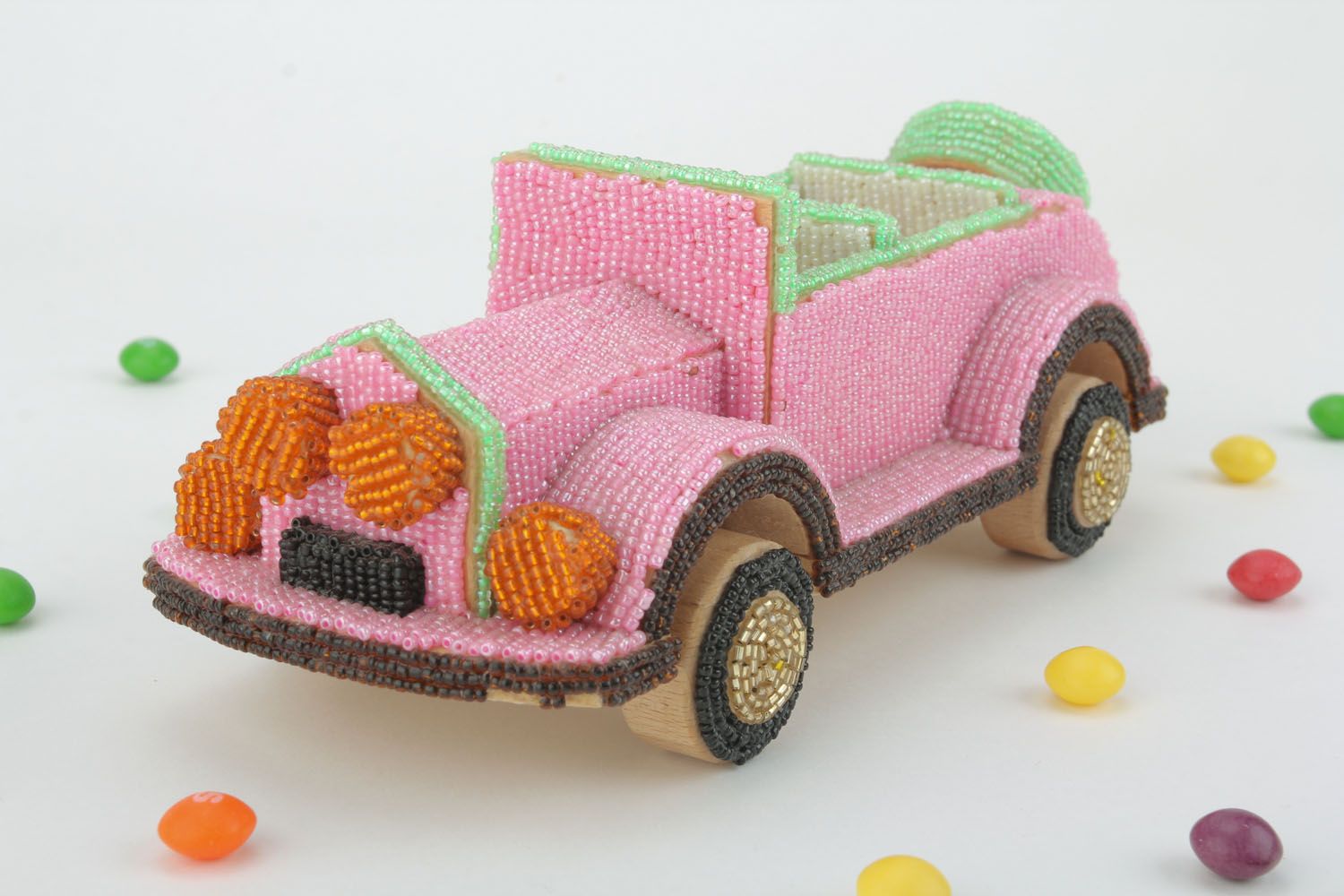 Macchina rosa fatta a mano giocattolo di legno materiale ecologico con perline foto 1