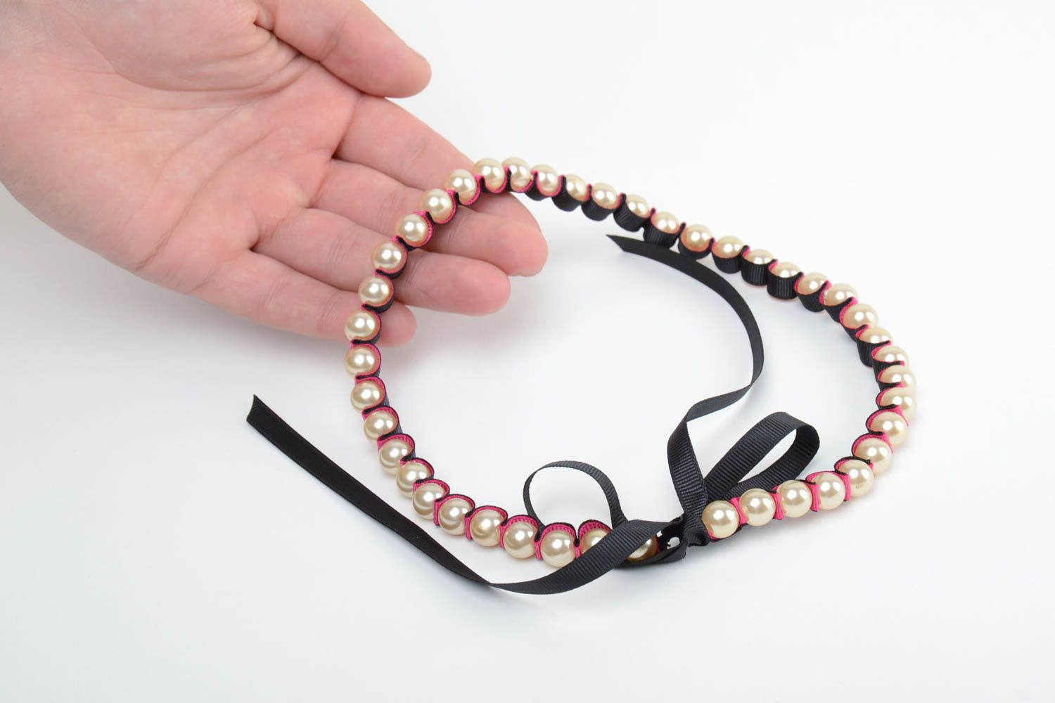 Collar de perlas artificiales atado con cintas artesanal bonito  foto 5