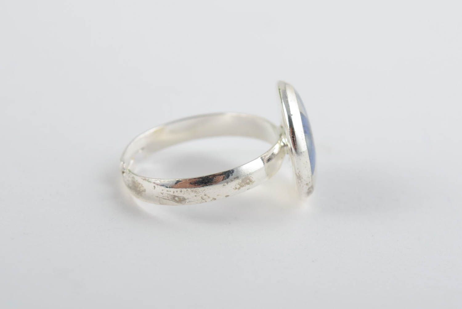 Металлическое кольцо с цветком в эпоксидной смоле с разъемной фурнитурой  фото 3