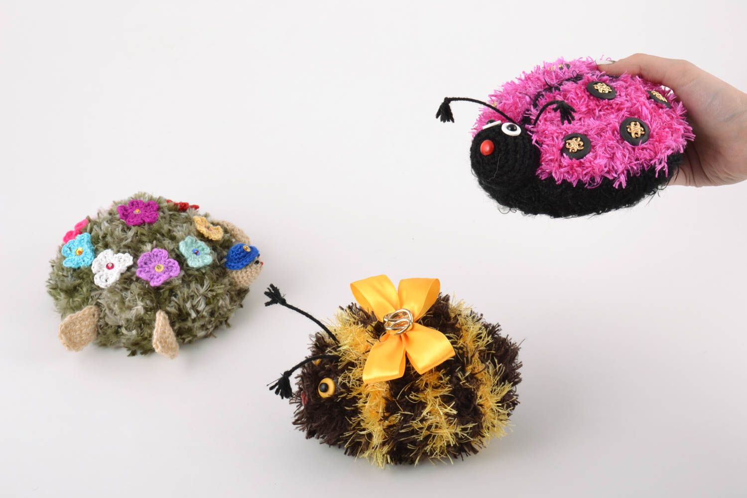 Trois poupées en laine faites main coccinelle tortue et abeille pour enfant photo 2