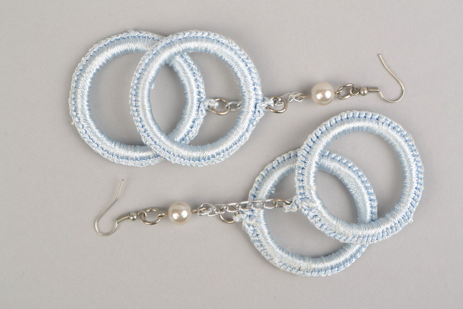 Boucles d'oreilles anneaux blanches tressées en fils originales faites main photo 5