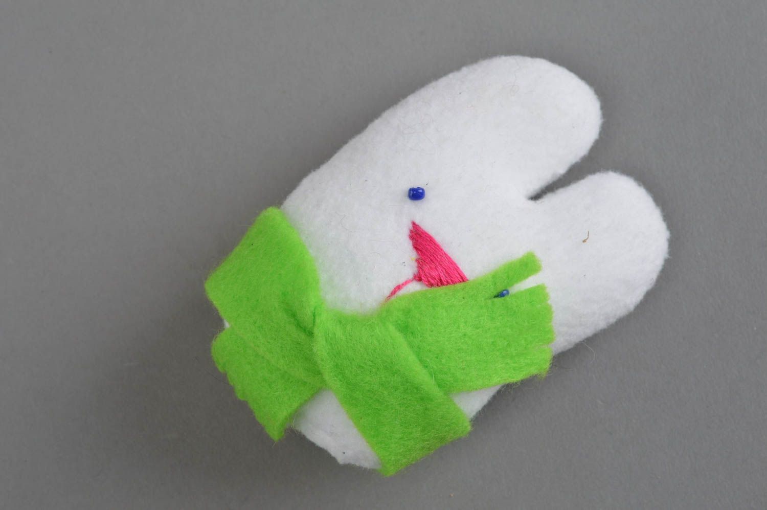 Peluche décorative en tissu polaire faite main blanche Lapin avec écharpe photo 2
