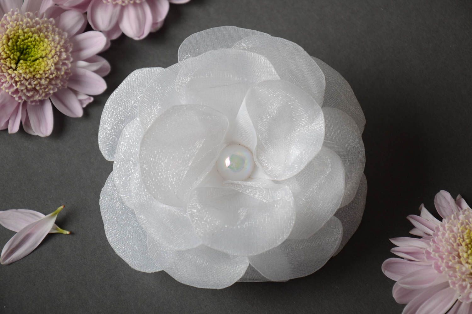 Handmade Haargummi mit Blume aus Atlasbändern mit Halbkugeln weiß und wunderbar foto 1