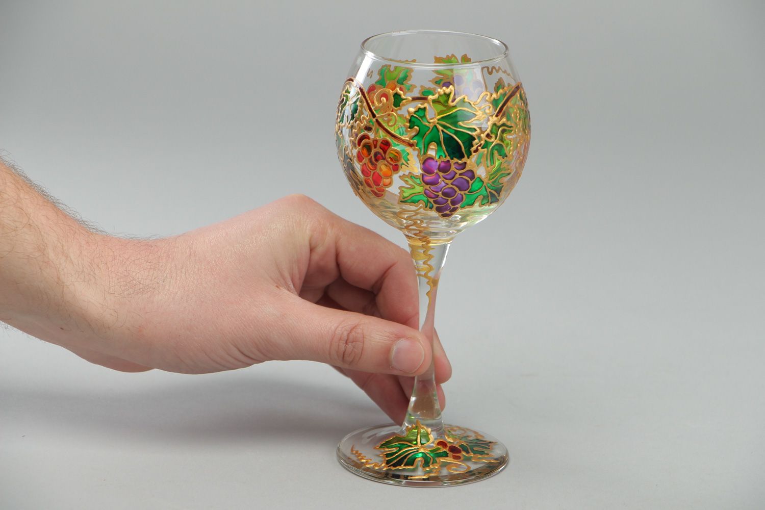 Schönes handmade Weinglas mit Stiel mit Glasmalfarben und Konturen bemalt foto 4